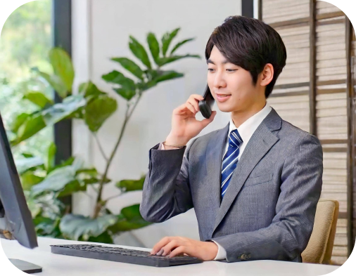 男性が電話をしています